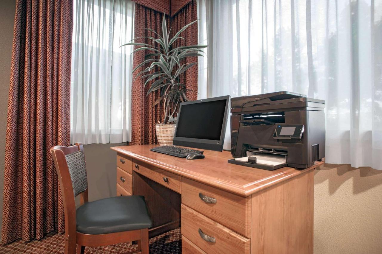 Hawthorn Suites By Wyndham Kent, Wa Eksteriør billede